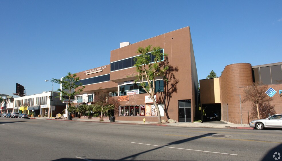 More Photos Of 18607 Ventura Blvd, Tarzana General Retail For Lease