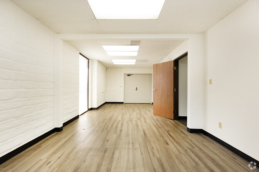 More Photos Of 23930-23978 Craftsman Rd, Calabasas Warehouse For Lease