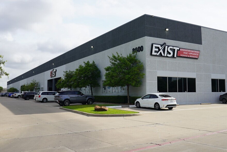More Photos Of 8600 N Royal Ln, Irving Distribution For Lease
