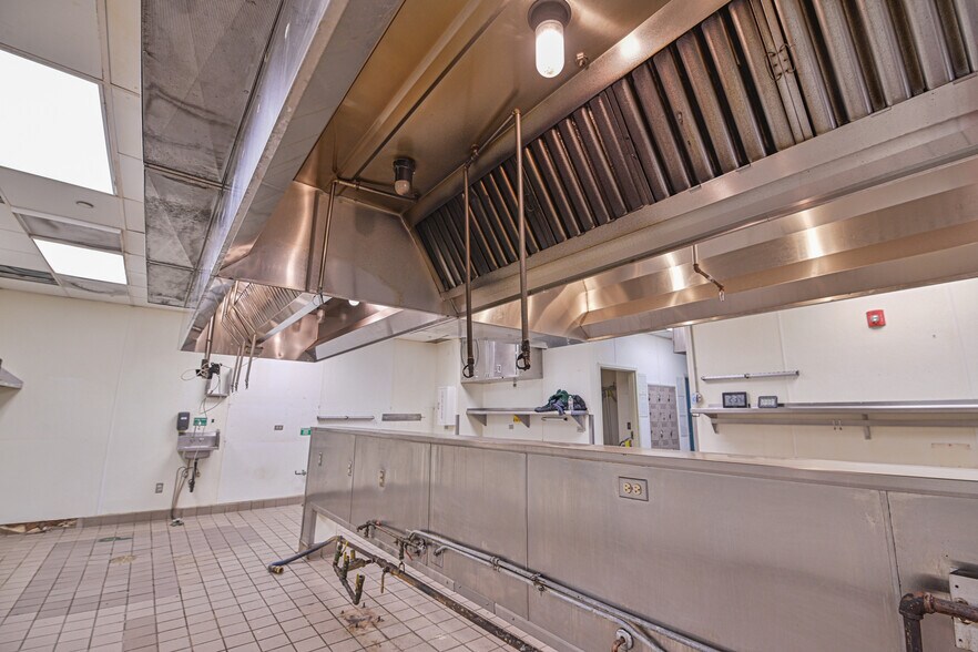 More Photos Of 2675 32nd Ave S, Grand Forks Restaurant For Sale