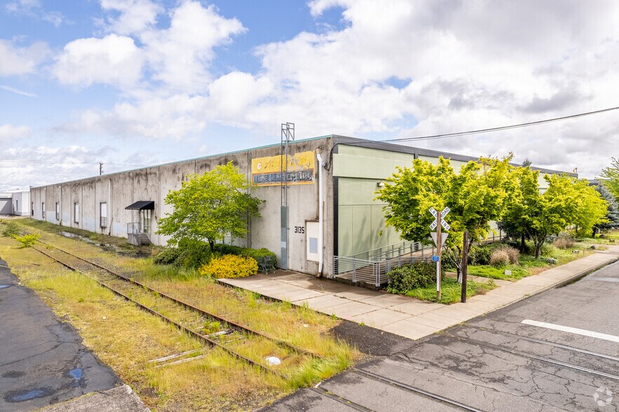 More Photos Of 3135 NW Industrial St, Portland Warehouse For Lease