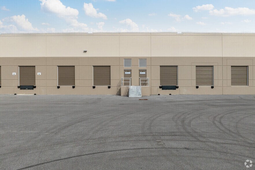 More Photos Of 9121 Centerlinks Commerce Dr, Fort Myers Warehouse For Lease