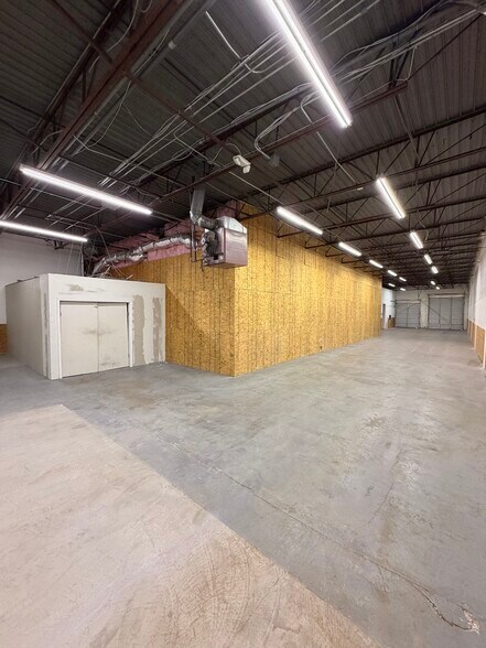 More Photos Of 10501-10537 King William Dr, Dallas Warehouse For Lease
