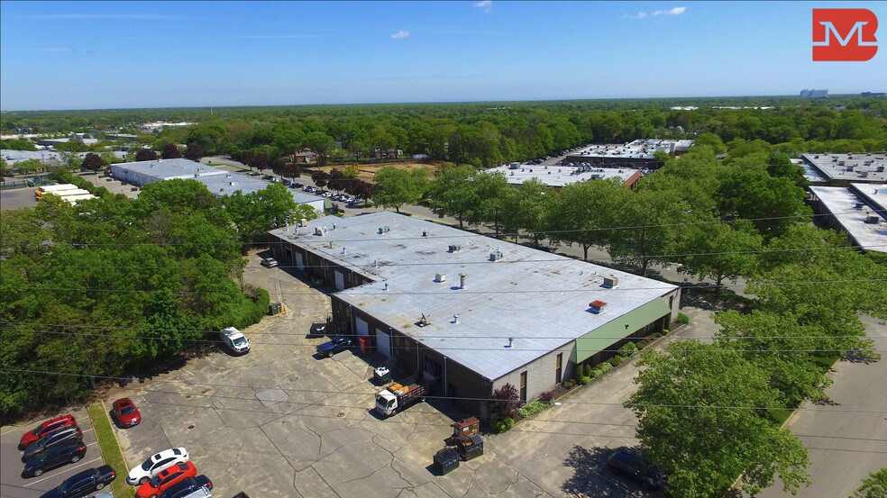 More Photos Of 99 Bridge Rd, Islandia Warehouse For Lease