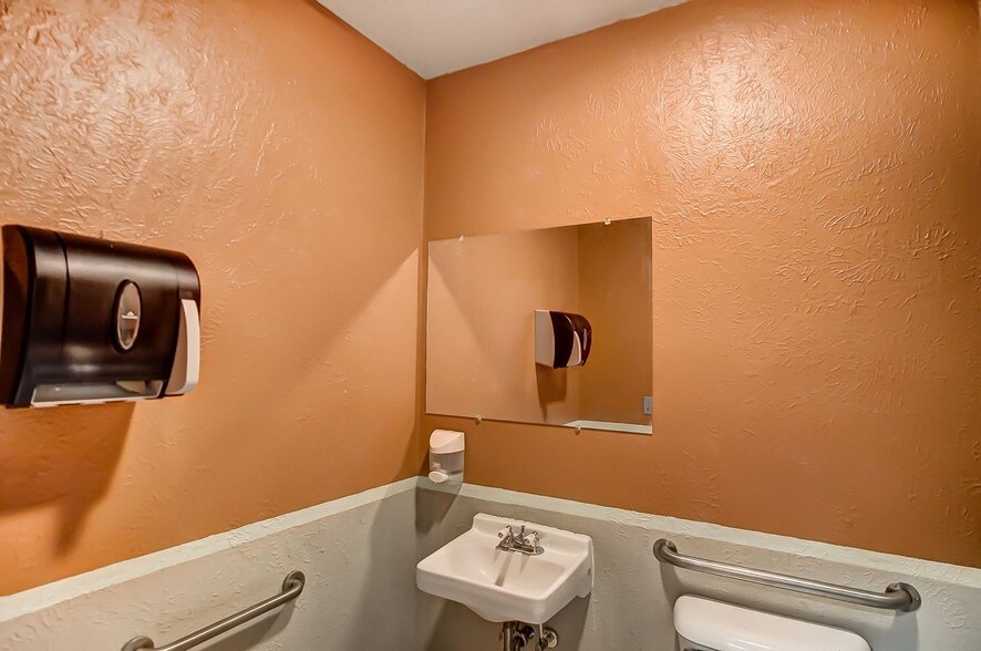 More Photos Of 20660 W Bowling Green Road, Weston Auto Repair For Lease
