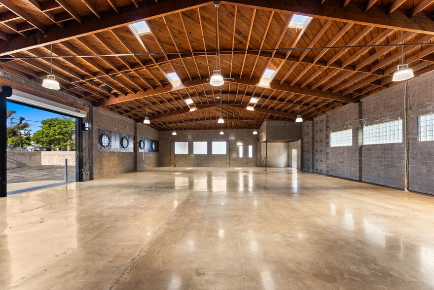 More Photos Of 1366 Hornblend St, San Diego Flex For Lease