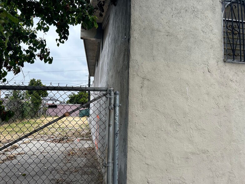 More Photos Of 10616 Avalon Blvd, Los Angeles Loft Creative Space For Sale