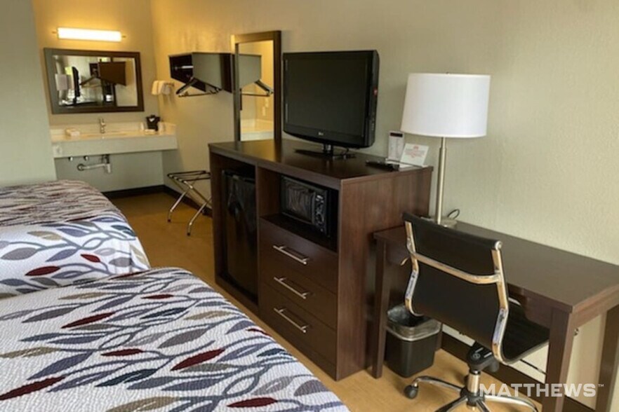 More Photos Of 220 Waterworks Rd, Somerset Hotel For Sale