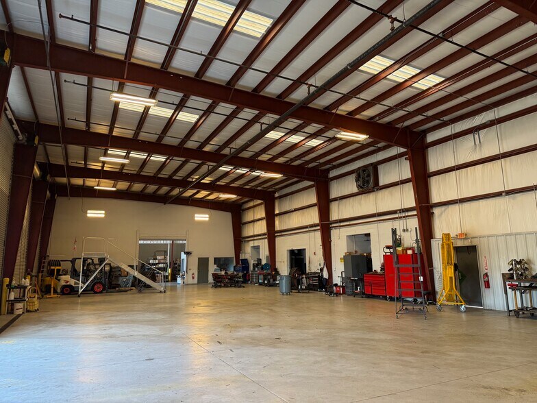 More Photos Of 403 Hillbrath Dr, Lantana Warehouse For Lease
