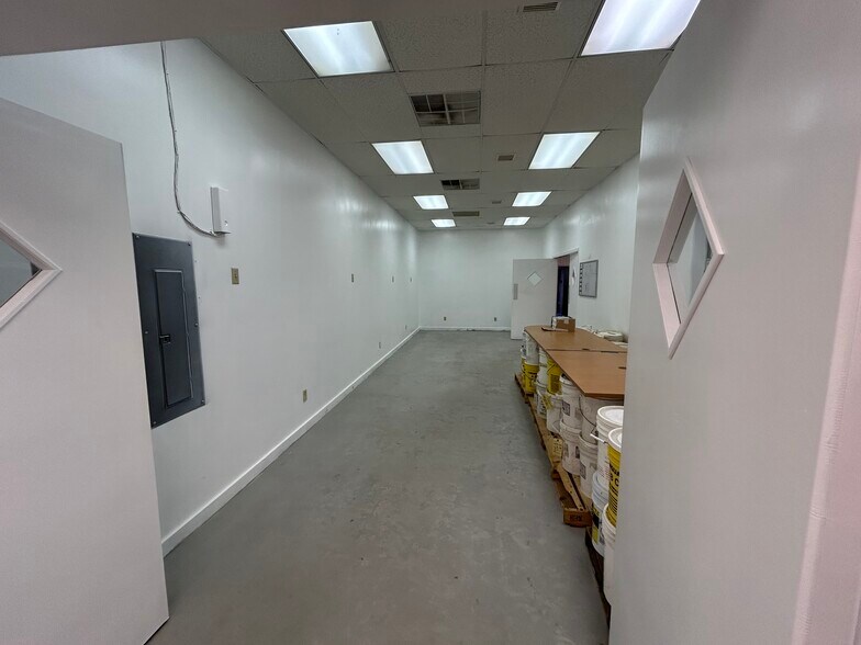 More Photos Of 5424 W Oak St, Palestine Showroom For Lease