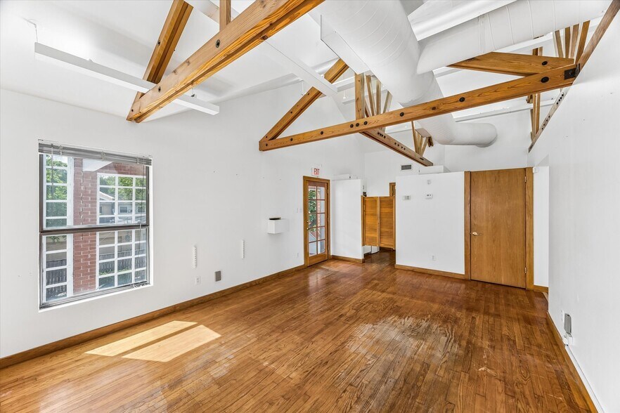 More Photos Of 2402 Commonwealth St, Houston Office For Sale