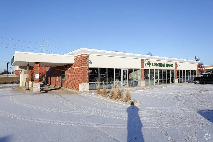 More Photos Of 3800 100th St, Urbandale Bank For Sale