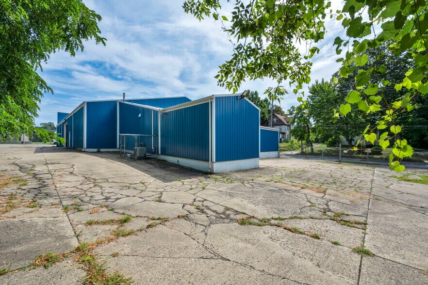 More Photos Of 215 W Bridge St, Elyria General Retail For Sale