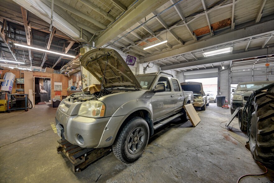 More Photos Of 307 E Alamo St, Brenham Auto Repair For Sale