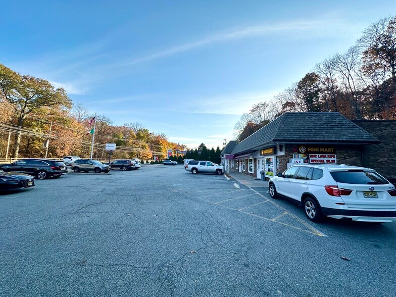 More Photos Of 136-154 Rifle Camp Rd, Woodland Park General Retail For Sale