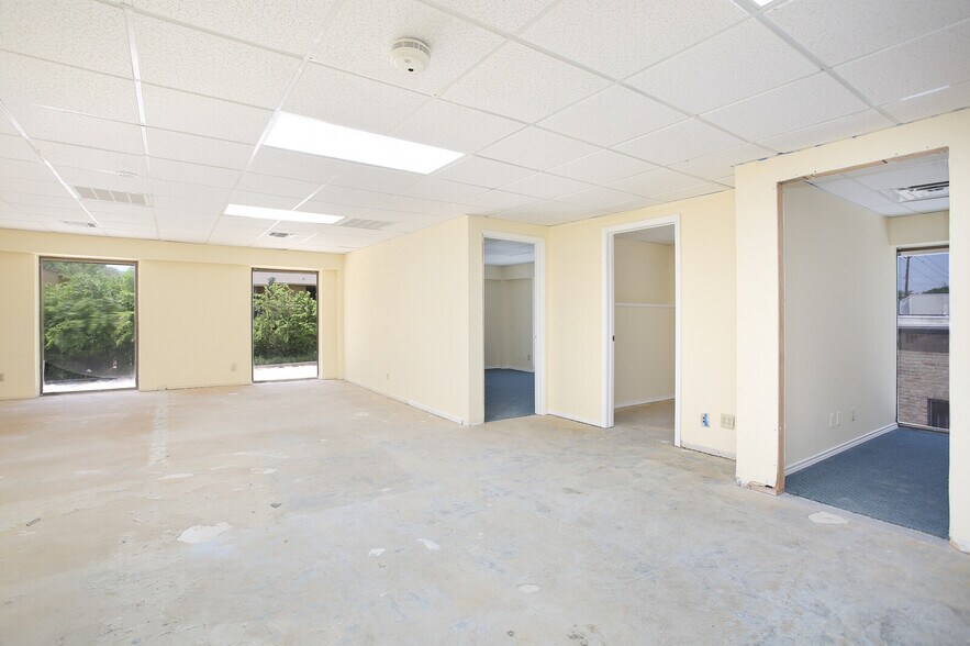 More Photos Of 4139 Gardendale St, San Antonio Office For Sale