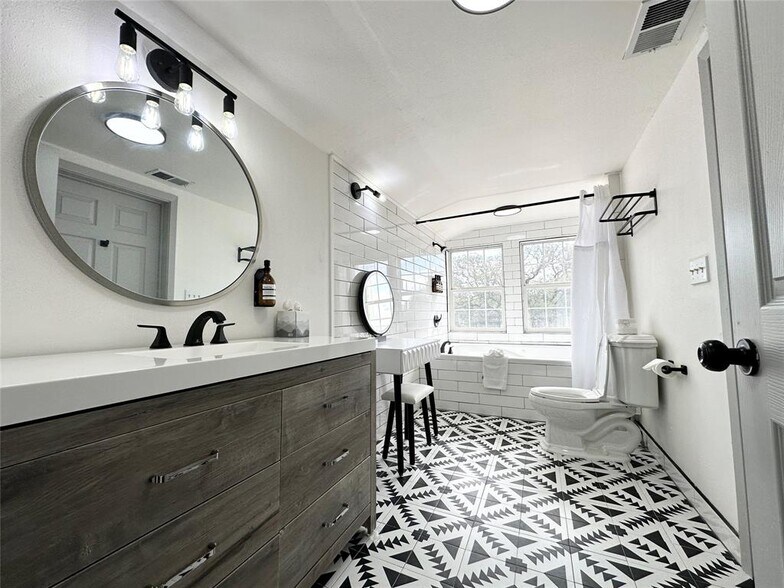 More Photos Of 22100 FM 150 W, Driftwood Office For Sale