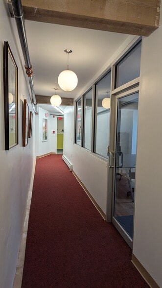 More Photos Of 9 1/2 Market St, Northampton Storefront Retail Office For Lease