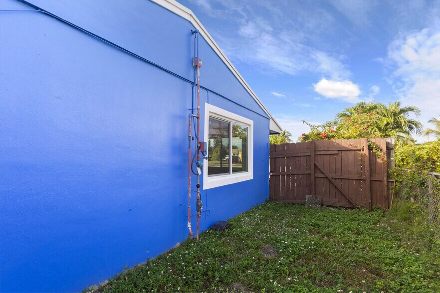 More Photos Of 1510 SW 68th Ter, North Lauderdale Healthcare For Sale