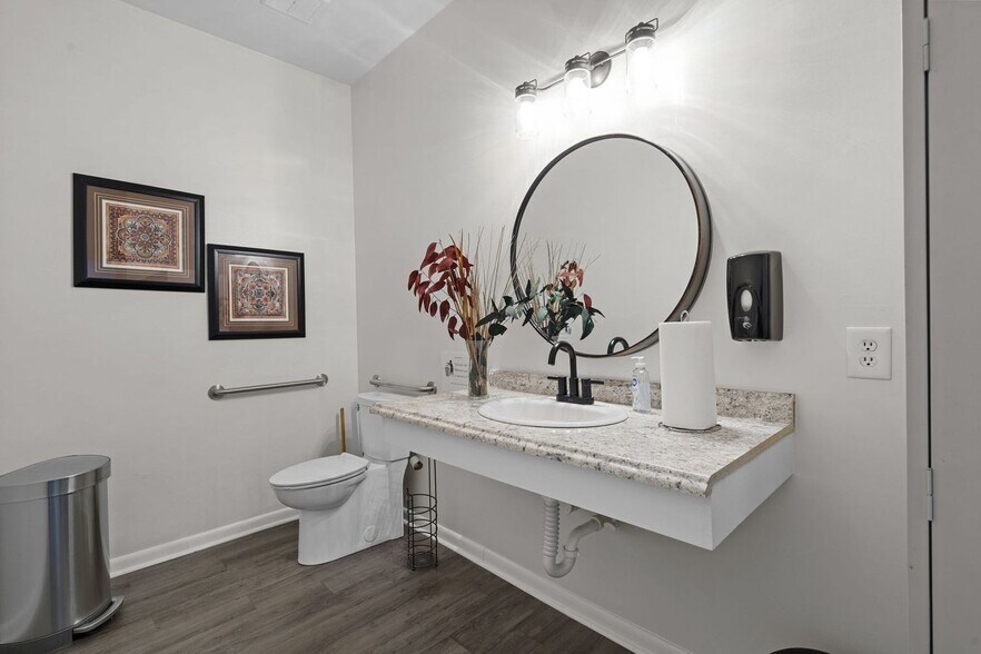 More Photos Of 607 Locust St, Springfield Office For Sale