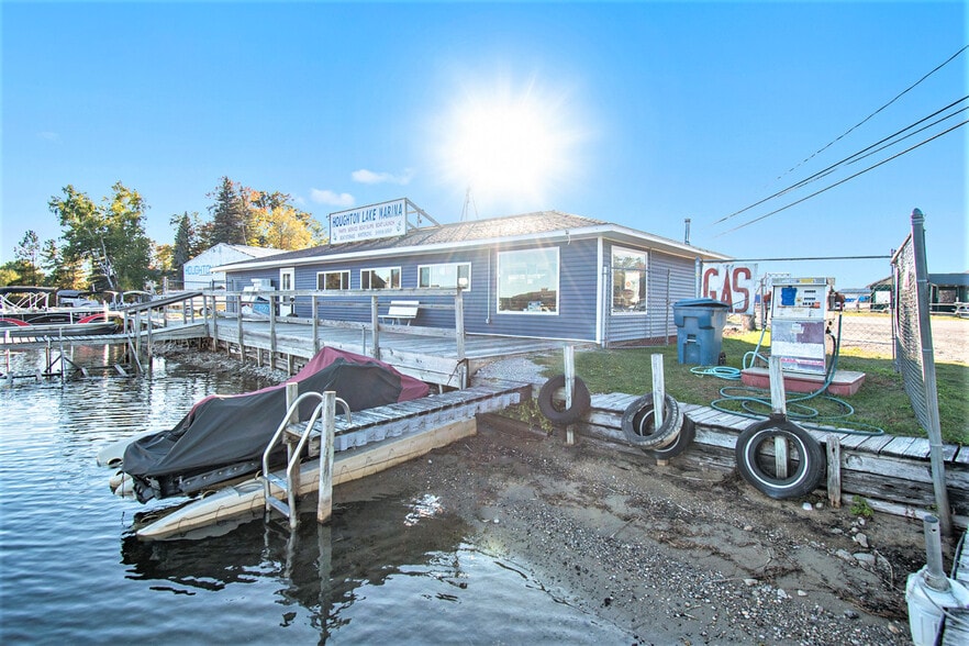 More Photos Of 13710 W Shore Dr, Houghton Lake Marina For Sale