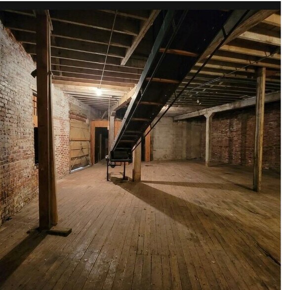 More Photos Of 512 Monroe st, Iola Loft Creative Space For Sale