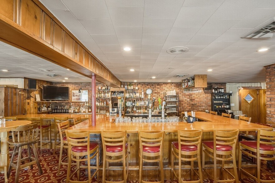 More Photos Of 650 N Main St, Sheffield Restaurant For Sale