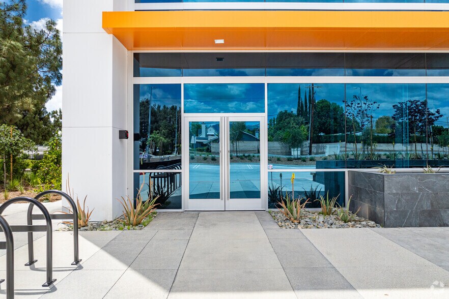 More Photos Of 19900 Plummer St, Chatsworth Warehouse For Lease