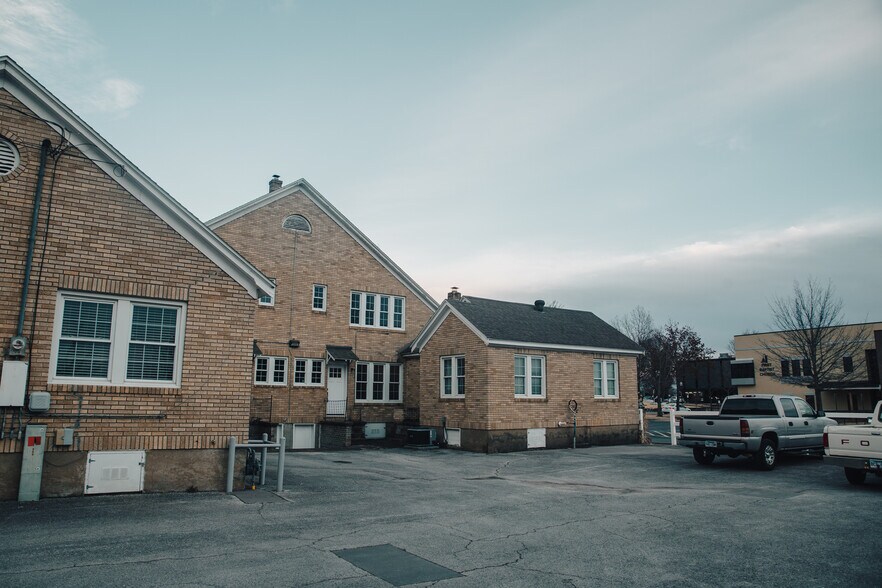 More Photos Of 355 N College Ave, Fayetteville Office For Sale