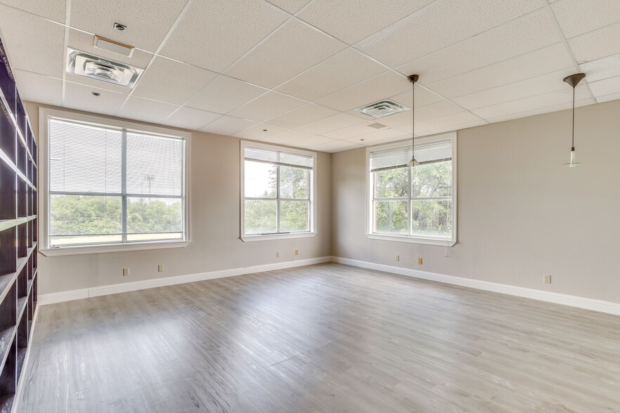 More Photos Of 1309 B W Abram St, Arlington Office For Sale