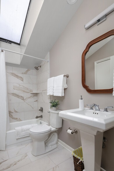 More Photos Of 640-642 W Main St, Lexington Office For Lease