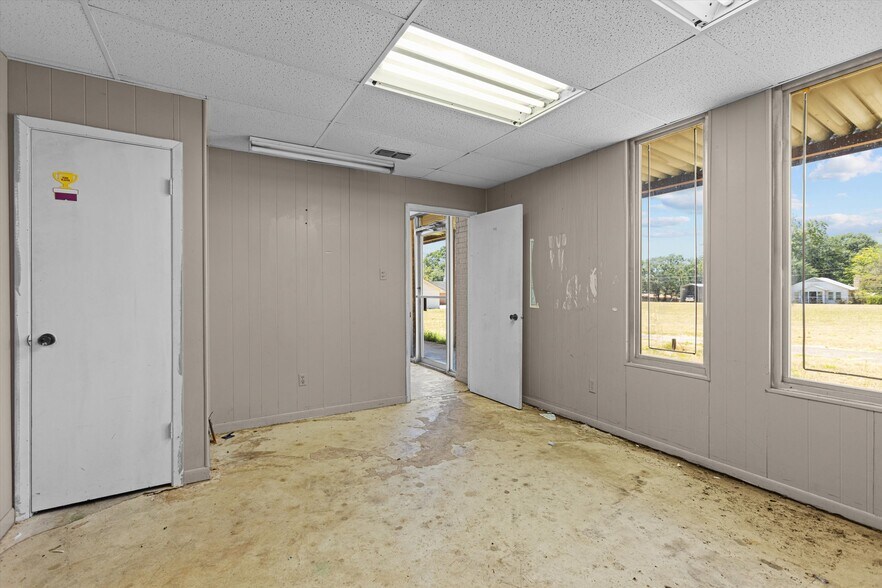 More Photos Of 600 Turner Dr, Palestine Warehouse For Sale