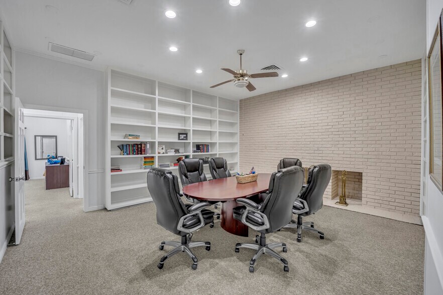 More Photos Of 721 W Abram St, Arlington Medical For Lease