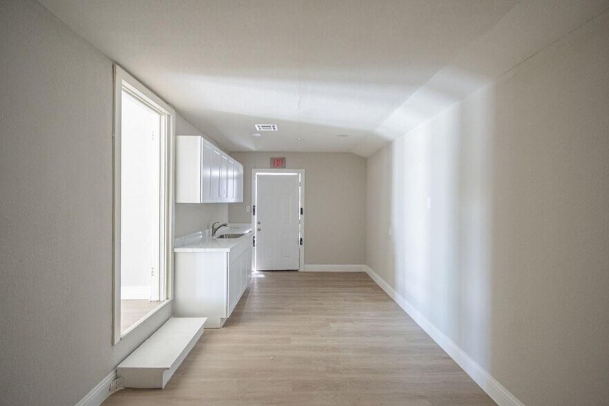 More Photos Of 2809 Market St, Baytown Office Residential For Lease
