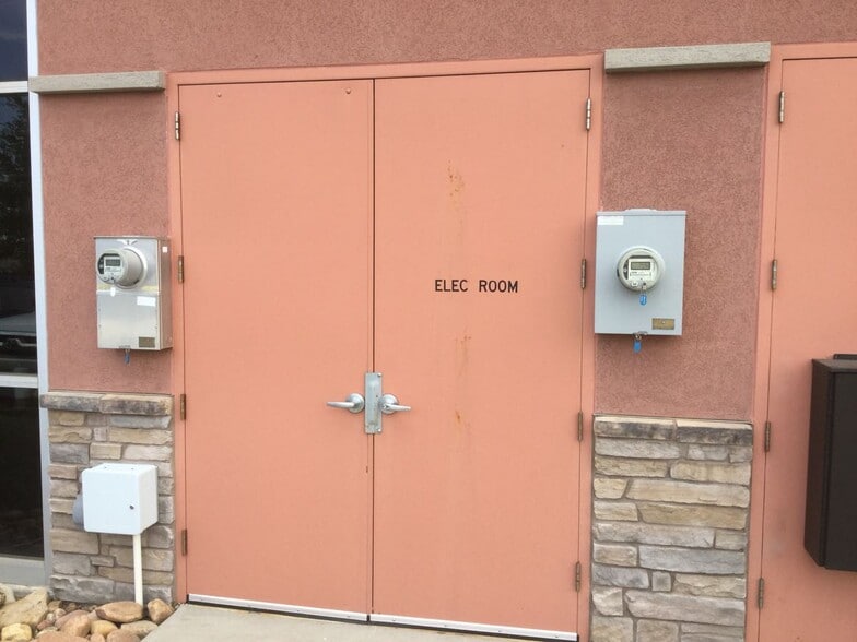 More Photos Of 16711 Washington St, Thornton Bank For Lease