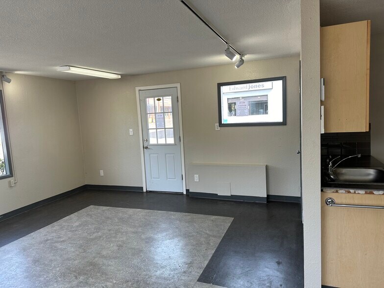 More Photos Of 1906 SE Monroe St, Portland Freestanding For Lease