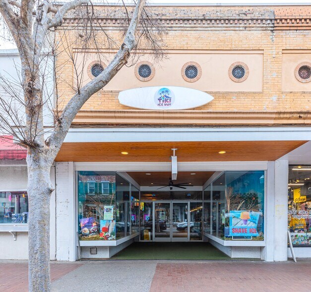 Primary Photo Of 110 E Broughton St, Savannah Storefront For Lease