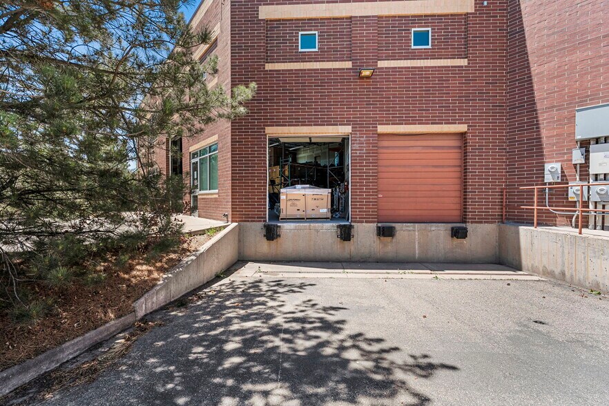 More Photos Of 861 Southpark Dr, Littleton Flex For Lease