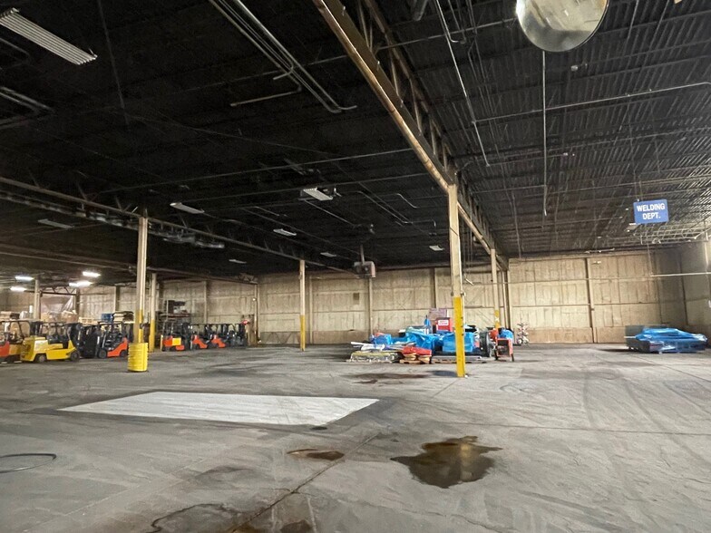 More Photos Of 5570 W 70th Pl, Bedford Park Manufacturing For Lease