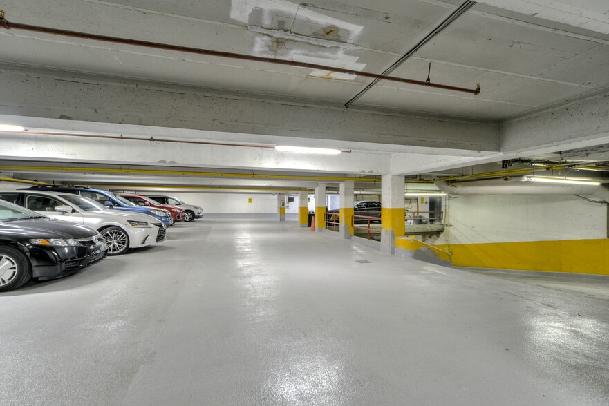 More Photos Of 245 Av Victoria, Westmount Office For Lease