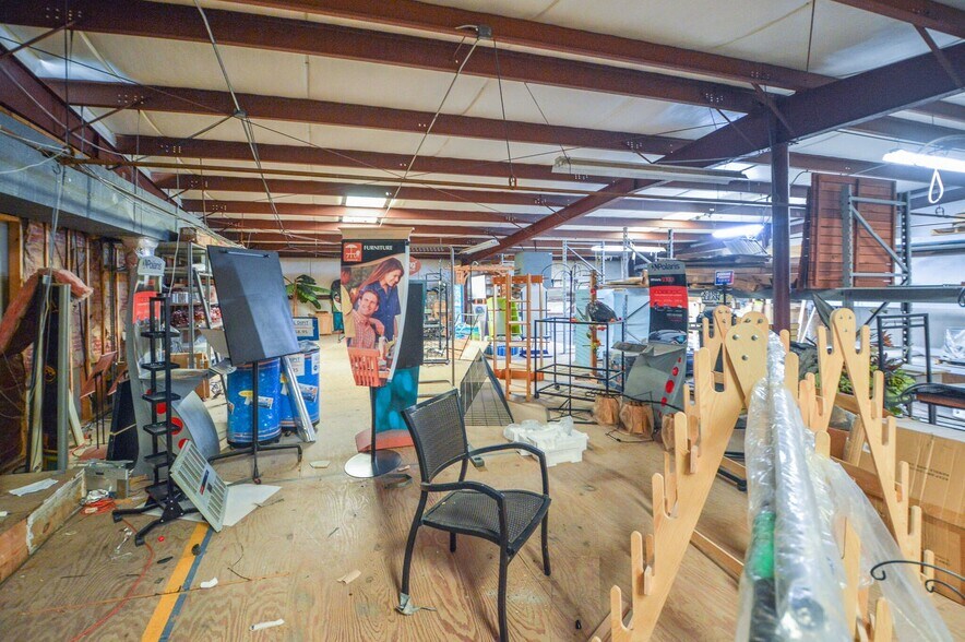 More Photos Of 415 Wilkins Wise Rd, Columbus Showroom For Sale