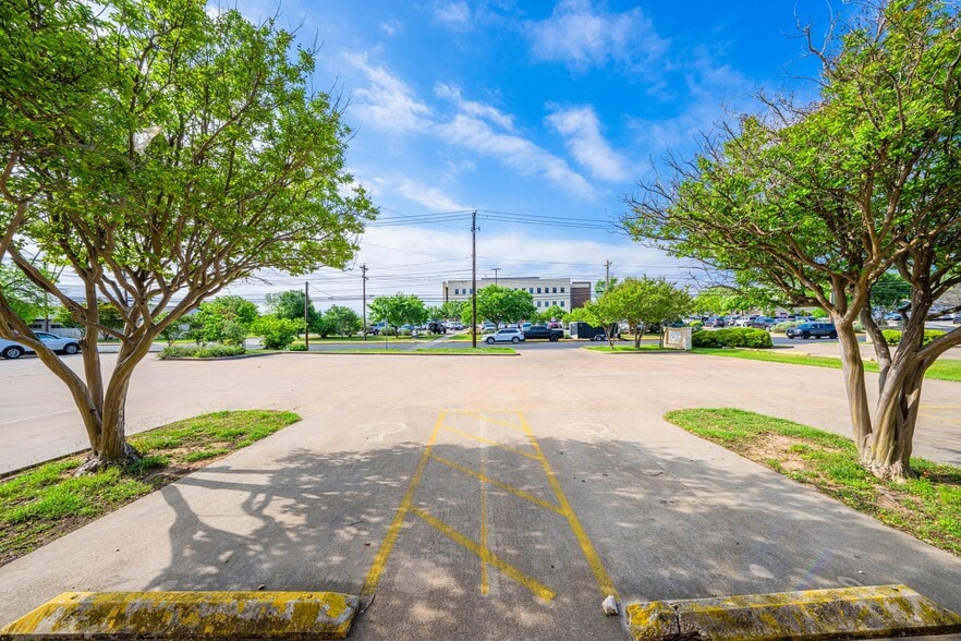 More Photos Of 204 W Windcrest St, Fredericksburg Healthcare For Sale