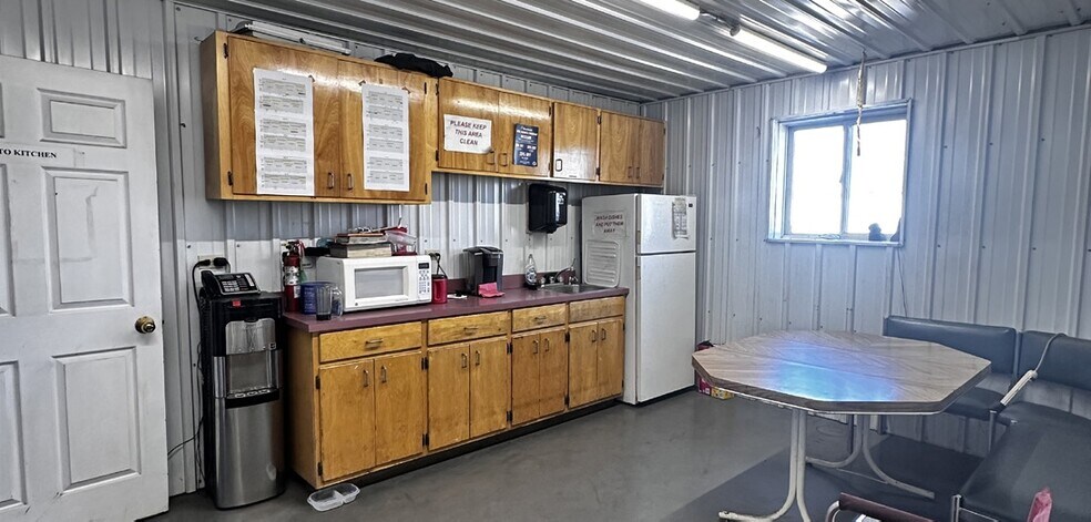 More Photos Of 318 Superior Av, Estevan Warehouse For Sale