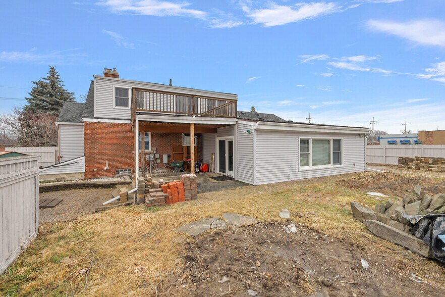 More Photos Of 18200 E 13 Mile Rd, Roseville Office For Sale