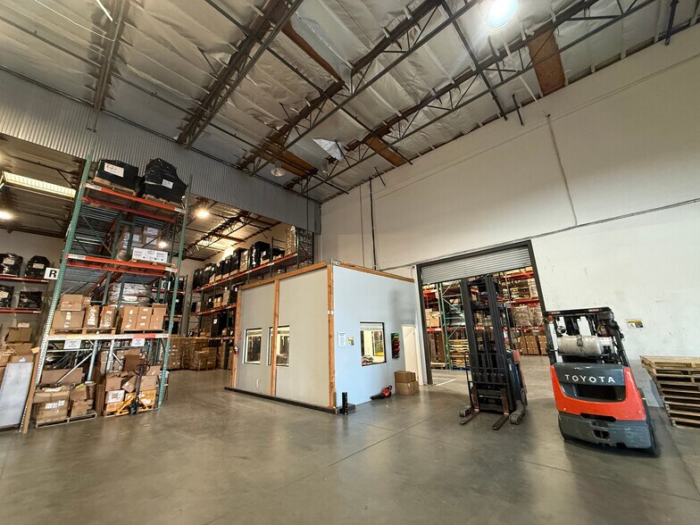 More Photos Of 2025-2027 Long Beach Ave, Los Angeles Warehouse For Lease