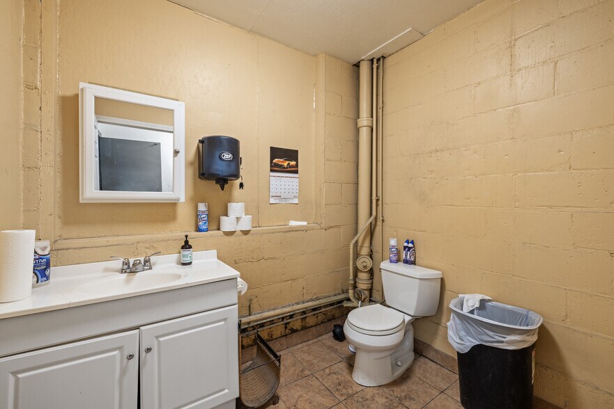 More Photos Of 20 Woodland St, Methuen Auto Repair For Sale