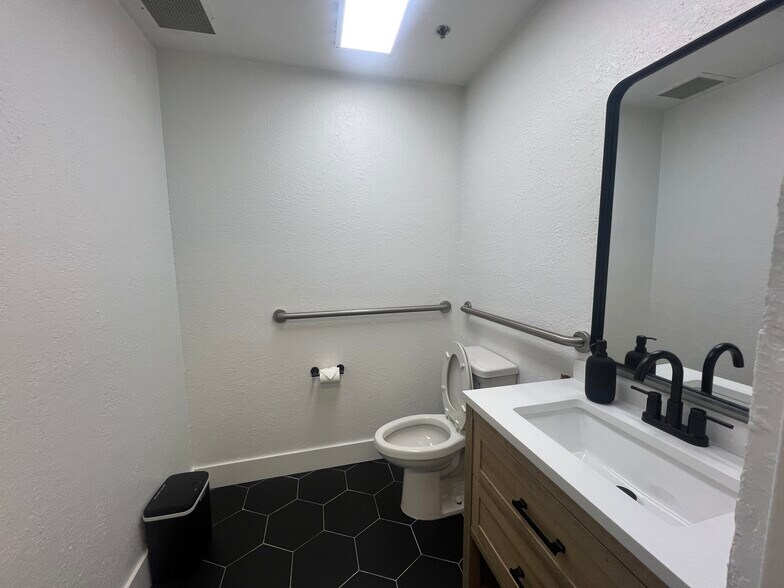 More Photos Of 375-3 S 12th St, Tampa Office For Sale