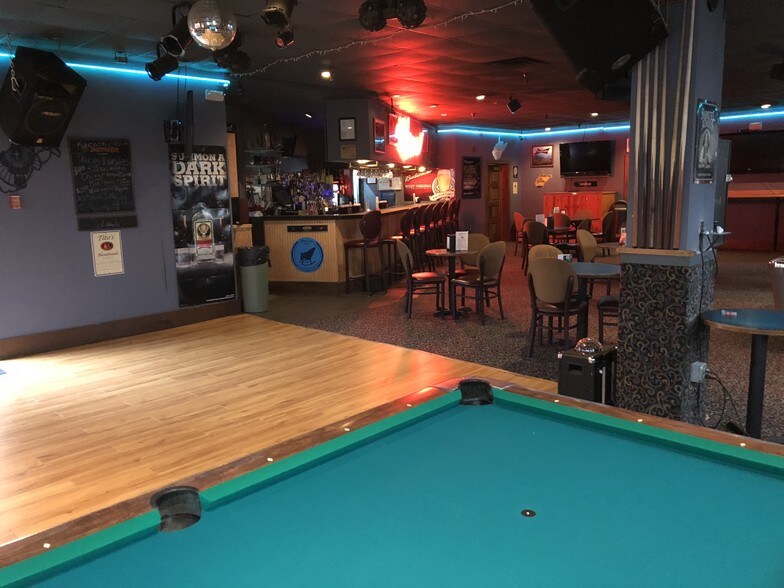 More Photos Of 340 Oyler Ave, Oak Hill Hotel For Lease