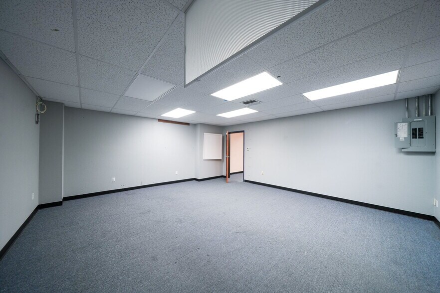 More Photos Of 1555-1557 SE Crystal Lake Dr, Corvallis Warehouse For Lease