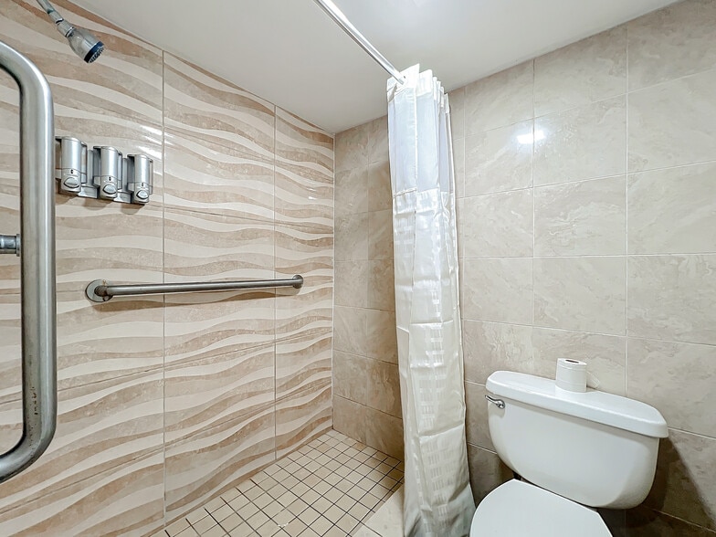 More Photos Of 307 E Vine St, Kissimmee Hotel For Sale